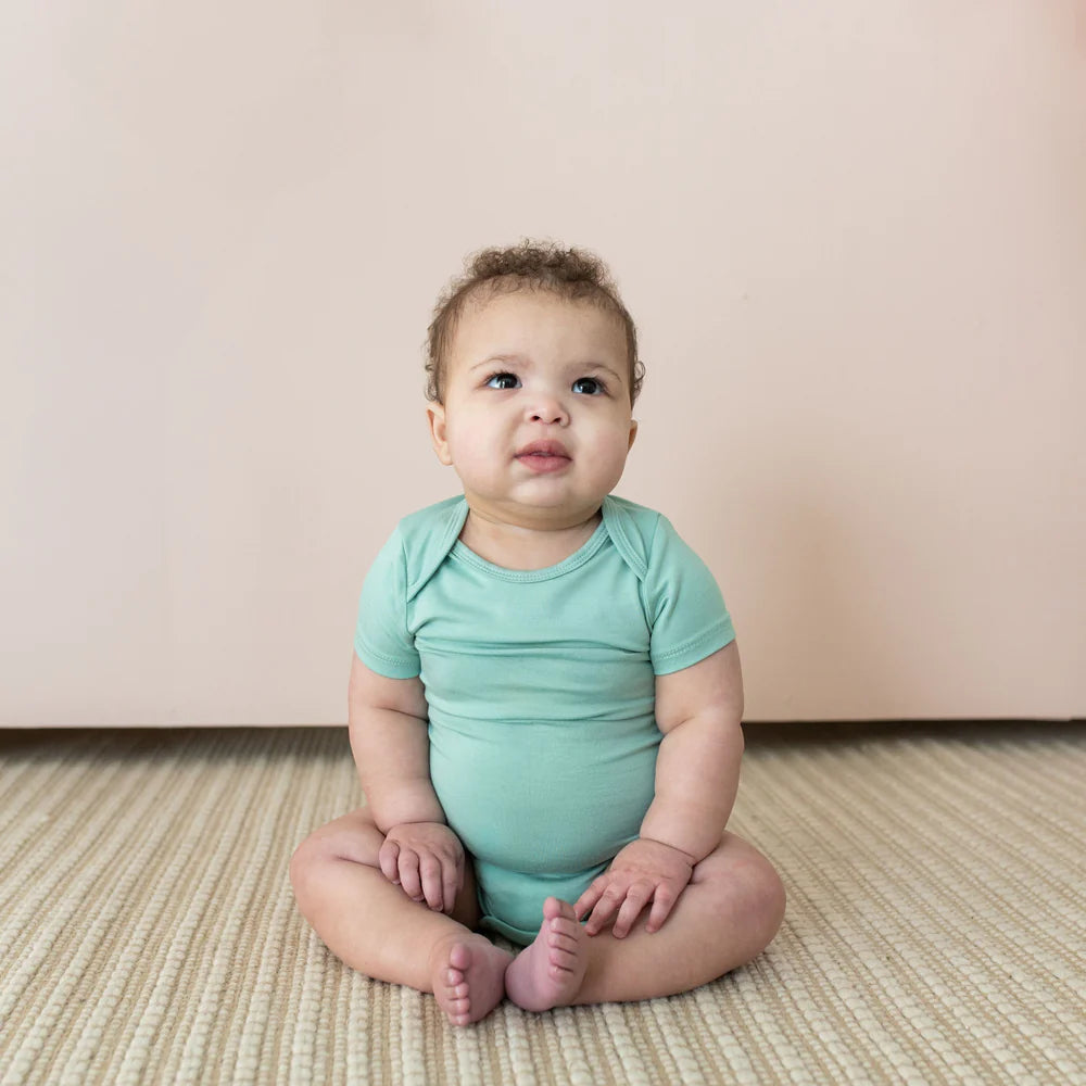 Kyte Baby Short Sleeve Bodysuit (Wasabi)